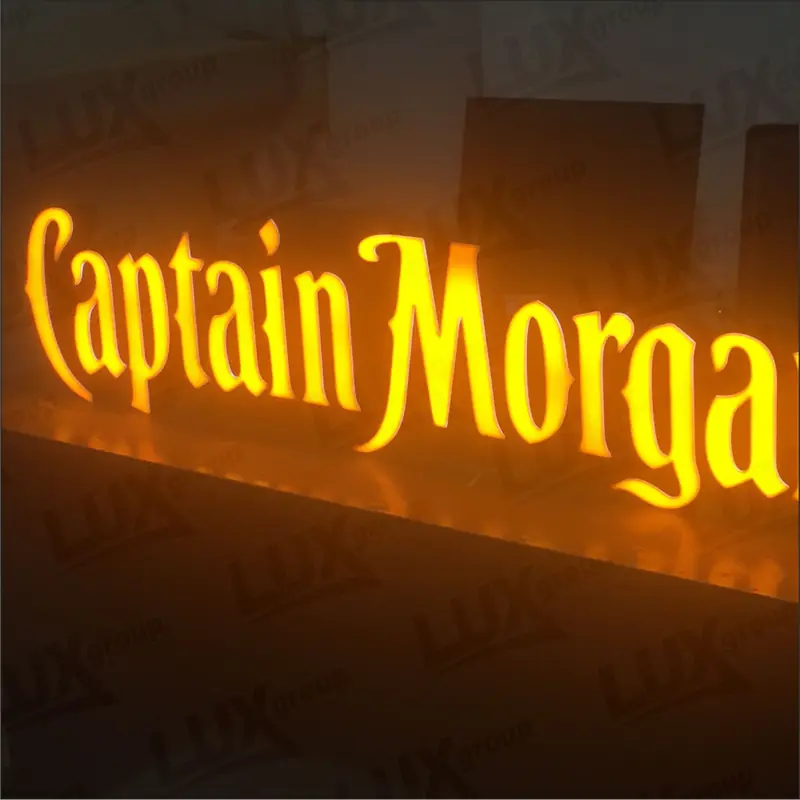 Светящаяся настенная вывеска Captain Morgan с объёмными жёлто-оранжевыми буквами на тёмной прямоугольной панели.